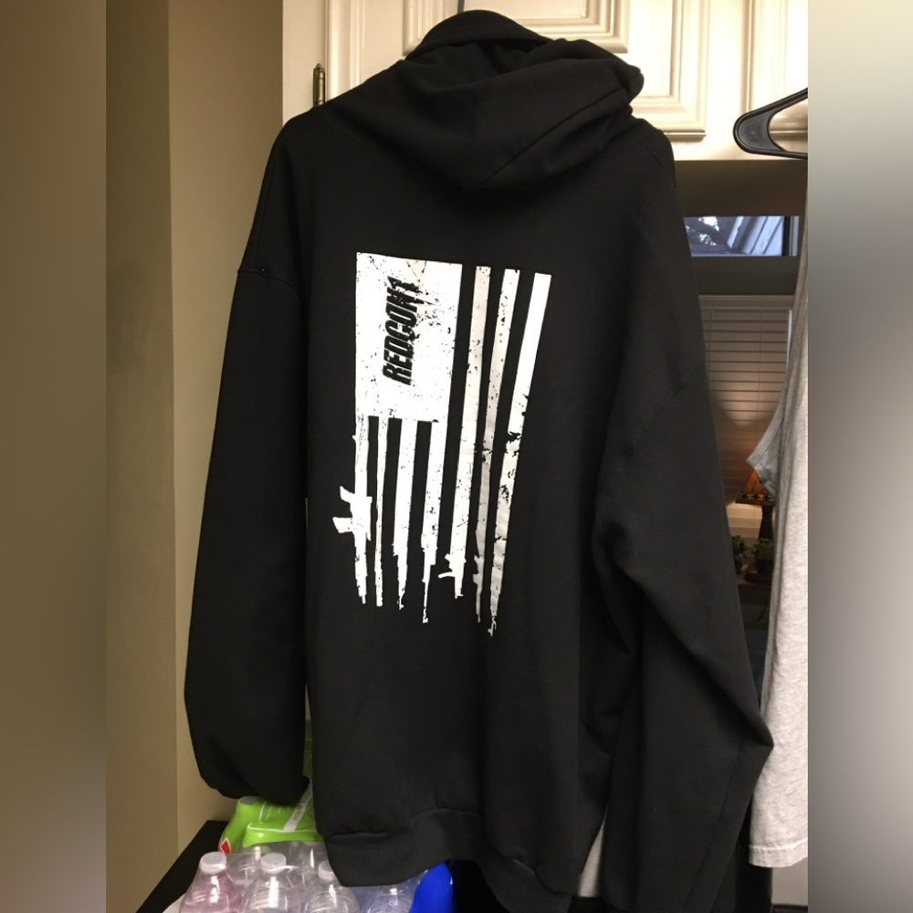 Redcon1 2-piece bundle. 1 full-zip hoodie & 1 gray muscle shirt. Men’s size XXL.